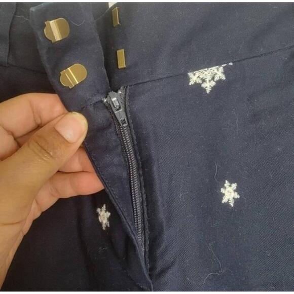 LOFT Blue White Embroidered Bermudas Shorts Side Pockets Size 2 - Picture 3 of 9